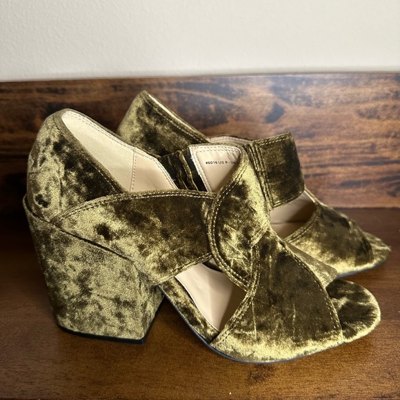 CAbi Shoes - Cabi NWT Olive Green Velvet Block Heels SIZE 9
